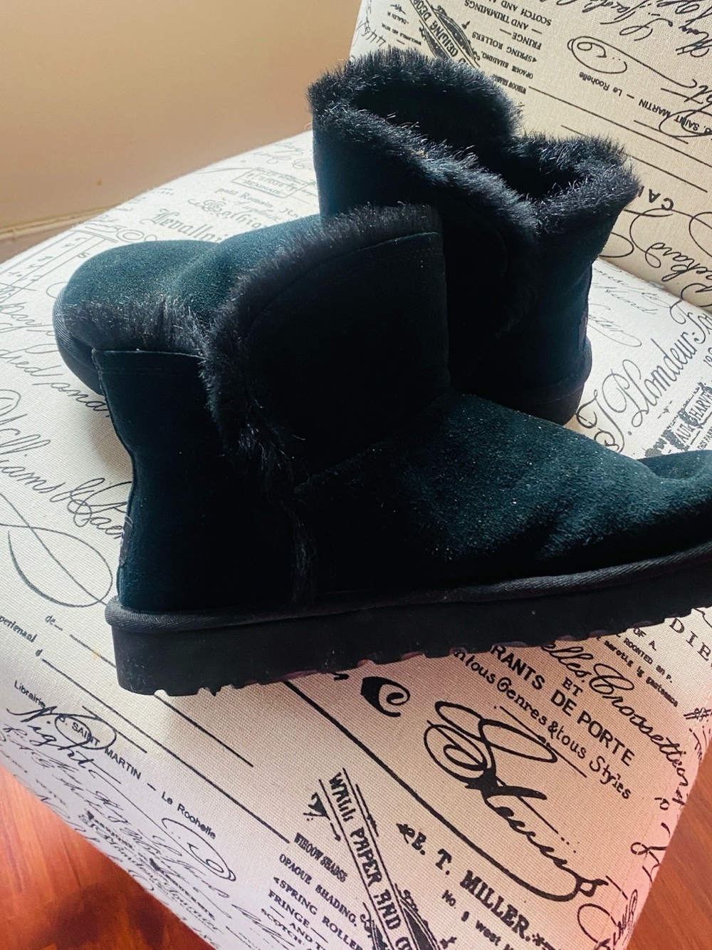 Authentic Ugg size 9 - Picture 9 of 13